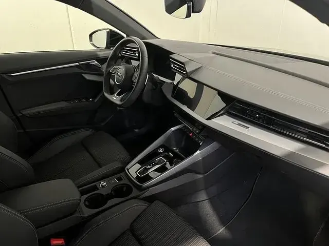 Usata Audi A3 S-Line 150 CV (110 kW) 2025 Verde distretto metallizzato Berlina