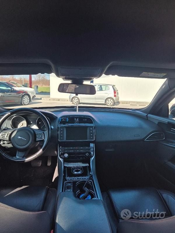 Usata Jaguar XE Portfolio 180 CV (132 kW) 2016 Nero Berlina