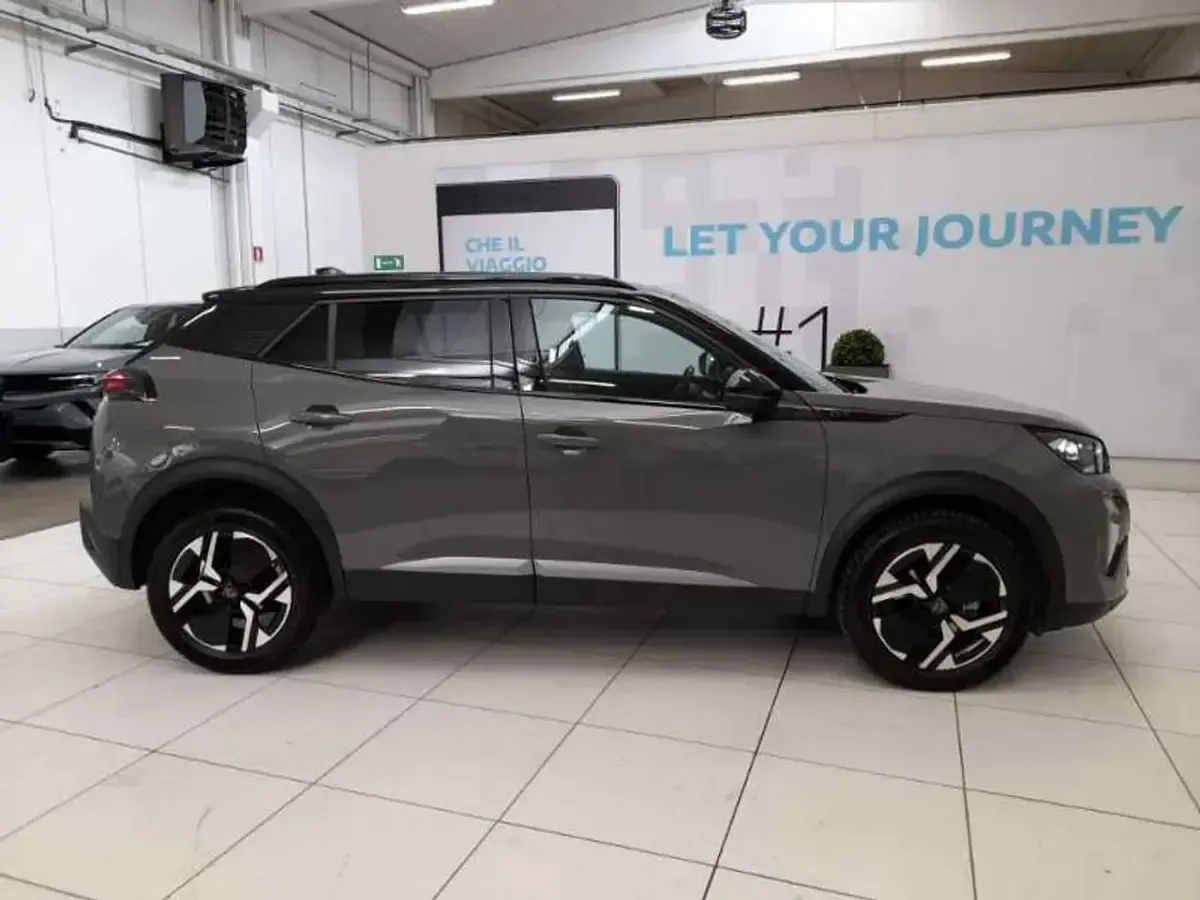 Usata Peugeot 2008 GT 131 CV (96 kW) 2023 Grigio aluminio SUV