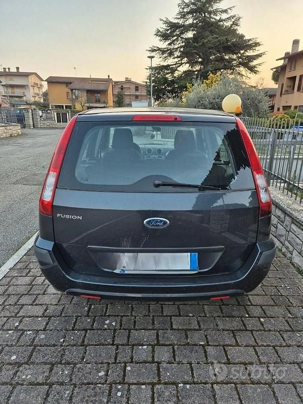 Usata Ford Fusion 80 CV (58 kW) 2009 Grigio Utilitaria
