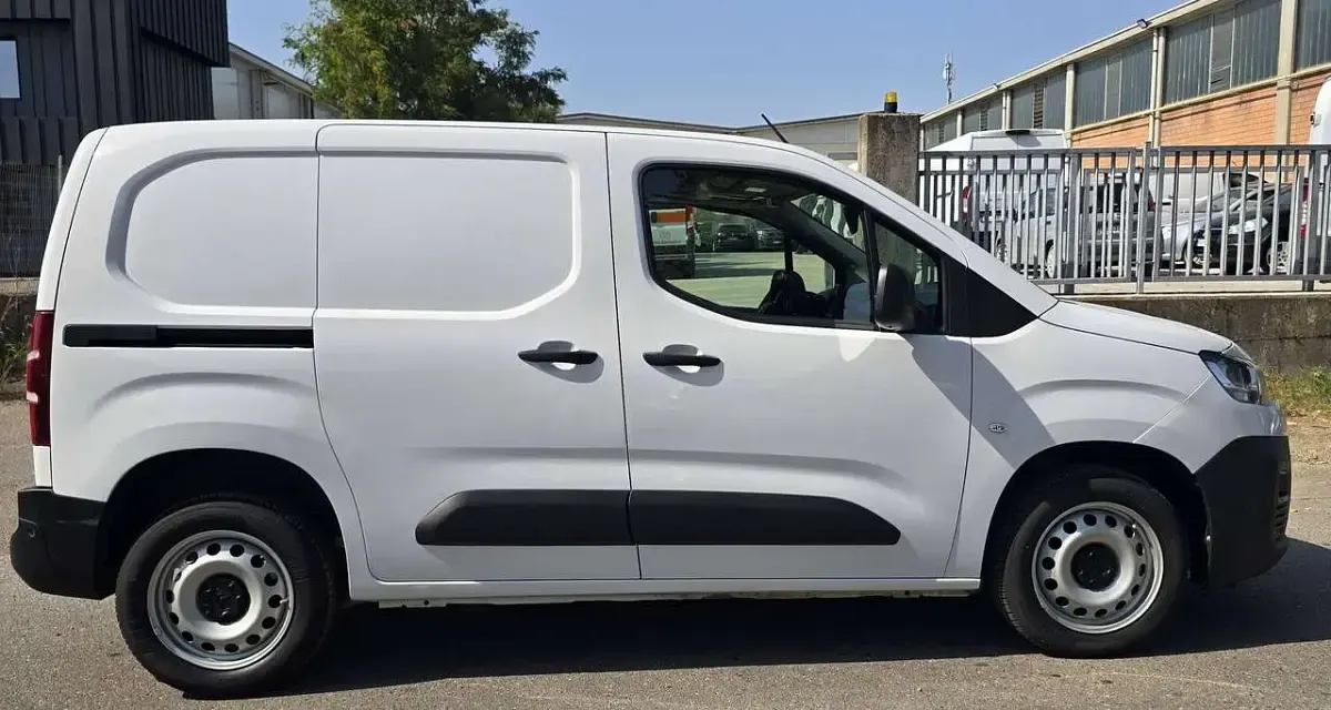 Usata Citroën Berlingo 102 CV (75 kW) 2024 Bianco Monovolume