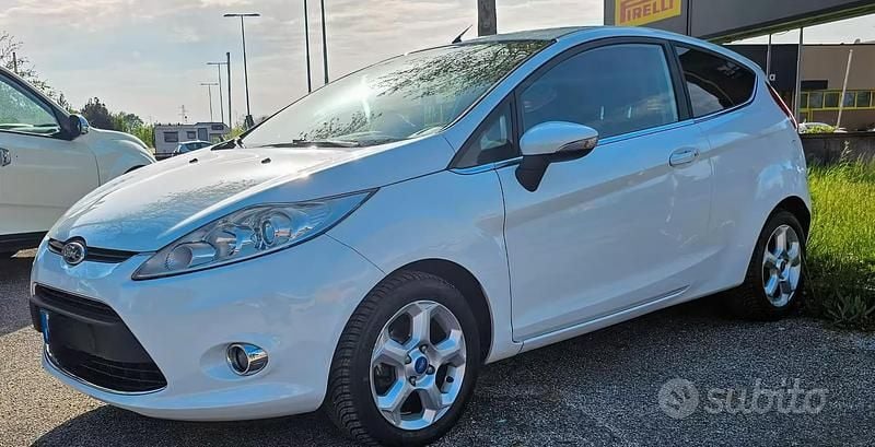 Usata Ford Fiesta 70 CV (51 kW) 2011 Bianco Utilitaria