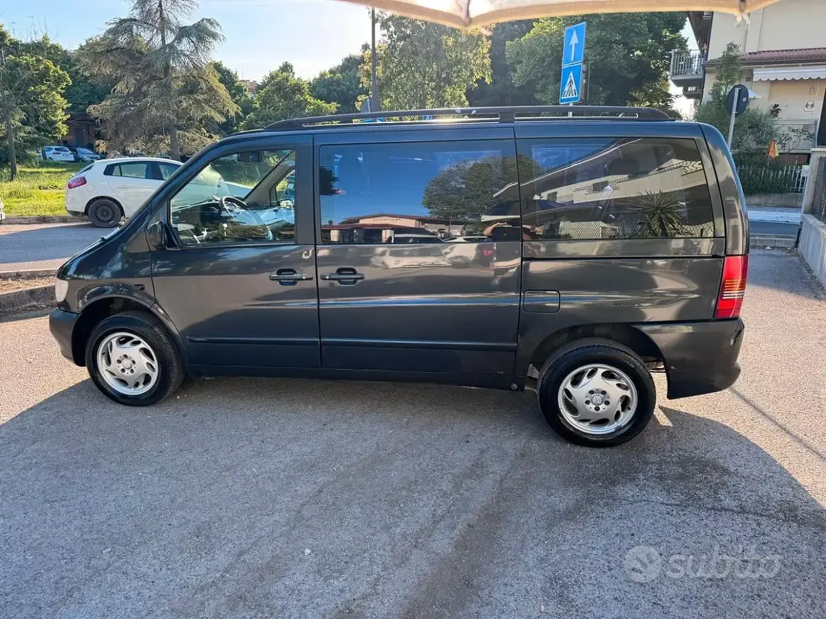 Usata Mercedes V220 122 CV (89 kW) 2002 Nero Monovolume