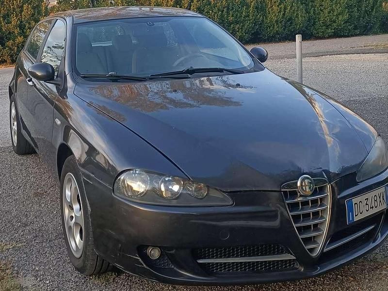 Usata Alfa Romeo 147 120 CV (88 kW) 2006 Nero Utilitaria