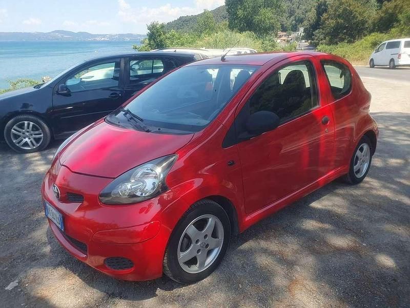 Rosso Usata 2009 Toyota Aygo Due volumi | 3900 € (Buon prezzo) - Immagine 1/4