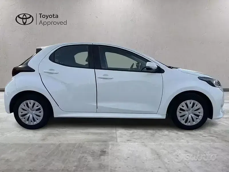 Usata Toyota Yaris Hybrid Active 116 CV (85 kW) 2023 Bianco Berlina