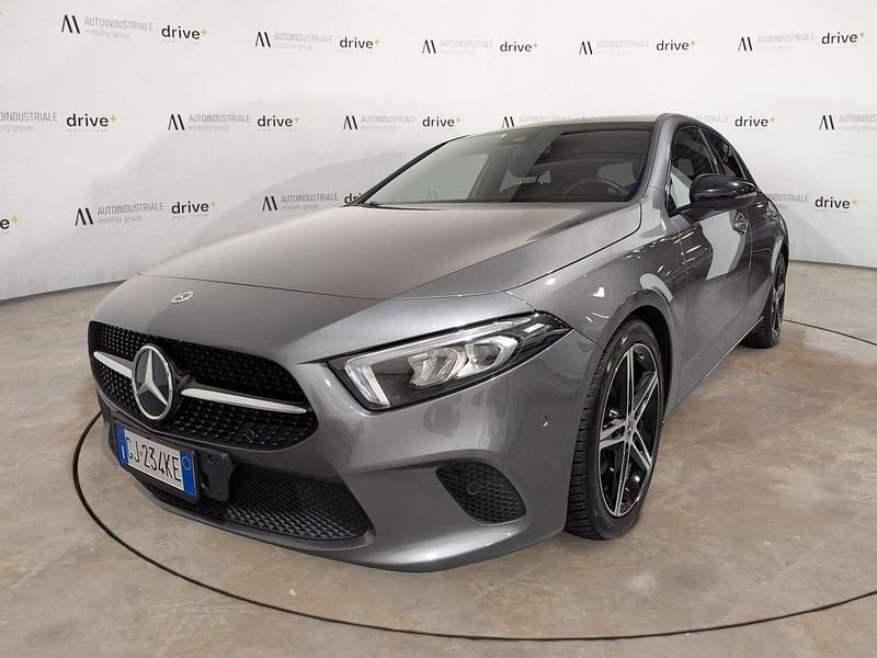 Grigio Usata 2022 Mercedes A200 Tre volumi | 27.900 € (Molto cara) - Immagine 1/4
