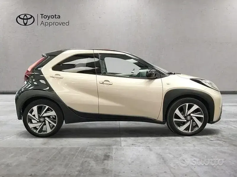 Usata Toyota Aygo X Lounge 72 CV (52 kW) 2022 Beige SUV