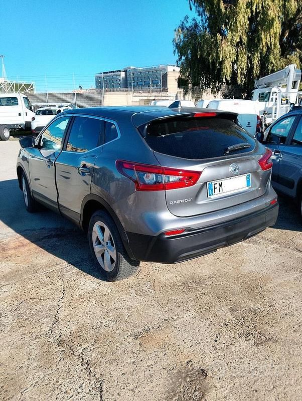 Usata Nissan Qashqai N-Connecta 140 CV (102 kW) 2018 Grigio SUV