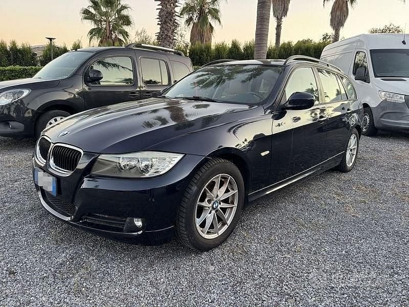 Blu/azzurro Usata 2010 BMW 320 Station wagon | 5900 € (Buon prezzo) - Immagine 1/4