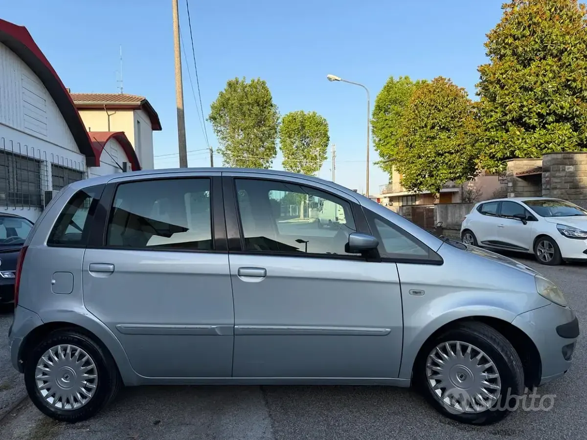 Usata Lancia Musa 69 CV (50 kW) 2005 Grigio Monovolume