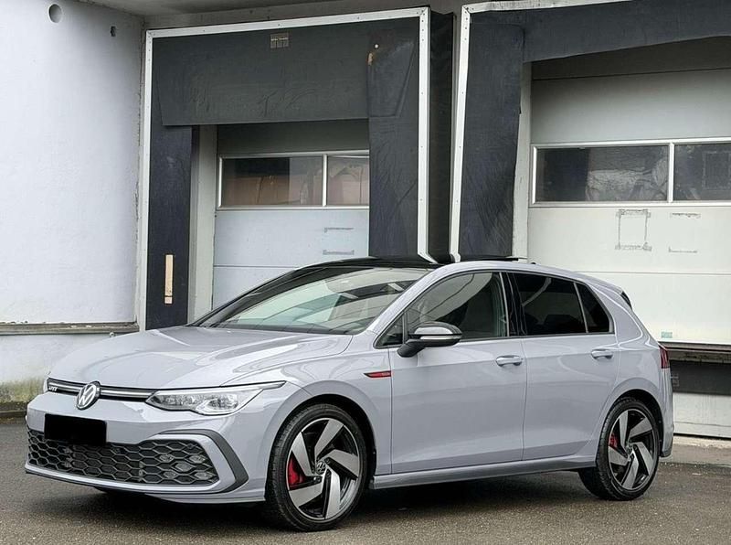 Usata VW Golf VIII GTI 245 CV (180 kW) 2023 Mondstein pastello Berlina