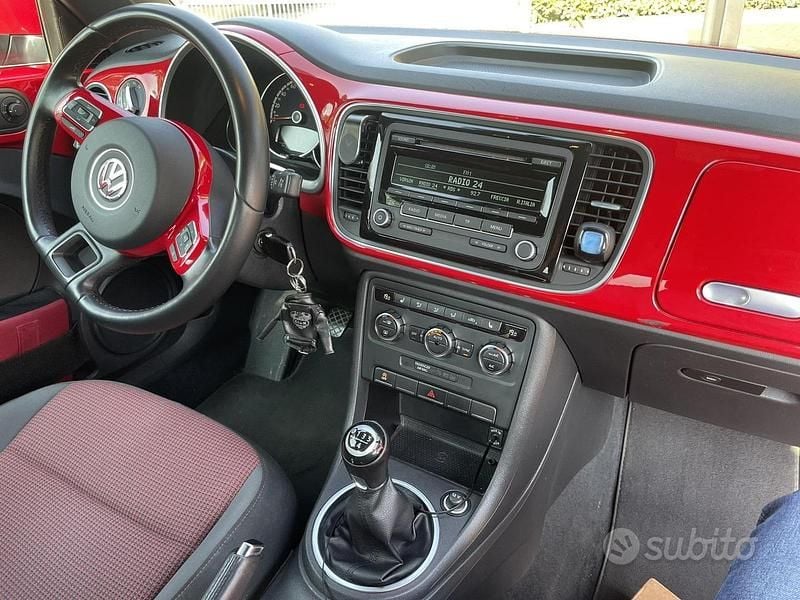 Usado VW Beetle 102 CV (75 kW) 2013 Rojo Utilitario