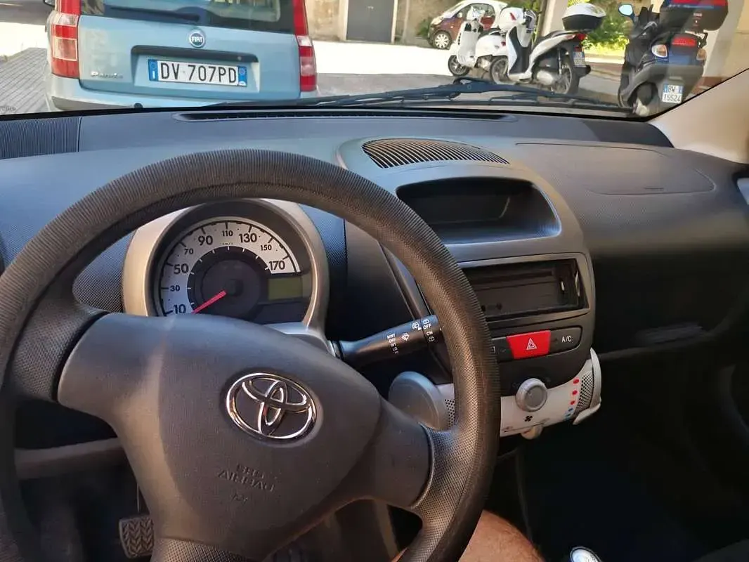 Usata Toyota Aygo Connect Style 68 CV (50 kW) 2012 Nero Utilitaria
