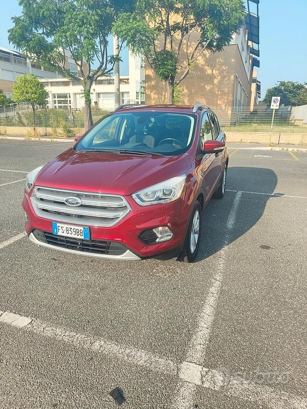 Usata Ford Kuga 120 CV (88 kW) 2018 Rosso SUV