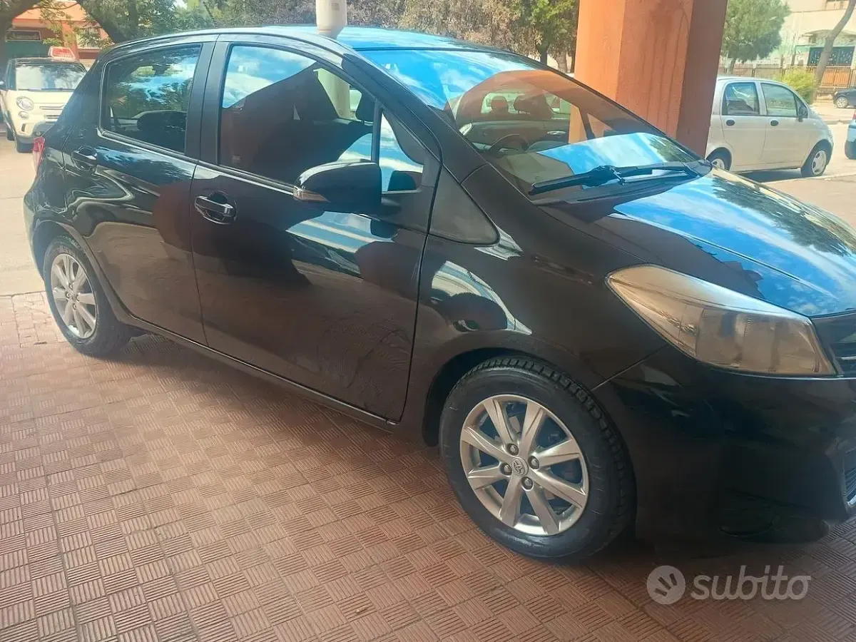 Usata Toyota Yaris Lounge 90 CV (66 kW) 2012 Nero Utilitaria