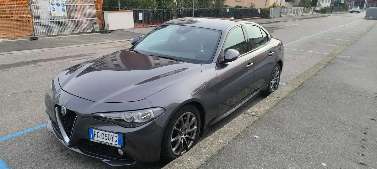 Usata Alfa Romeo Giulia Business 179 CV (131 kW) 2017 Grigio Berlina