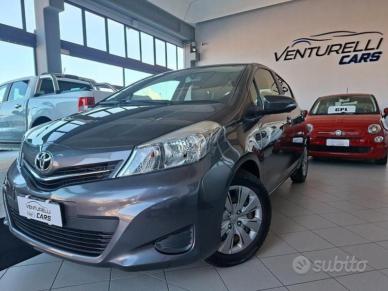 Usata Toyota Yaris Active 69 CV (50 kW) 2013 Grigio Utilitaria