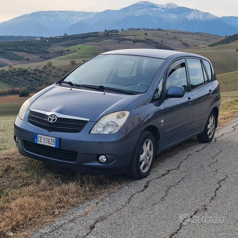 Usata Toyota Corolla Verso 2003 Blu Monovolume
