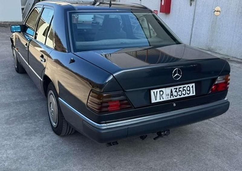 Usata Mercedes E250 126 CV (92 kW) 1992 Nero Berlina