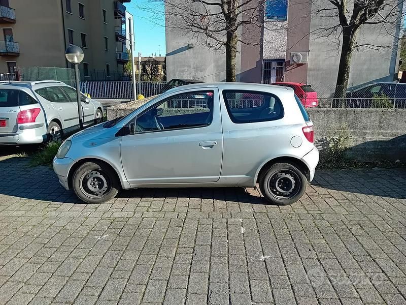 Usata Toyota Yaris 68 CV (50 kW) 2000 Grigio Berlina