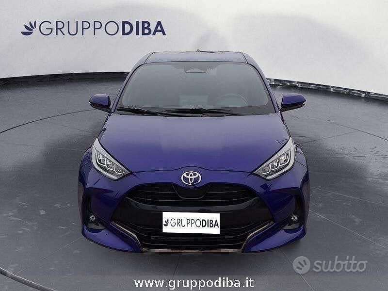 Usata Toyota Yaris Hybrid Lounge 131 CV (96 kW) 2024 Blu Berlina