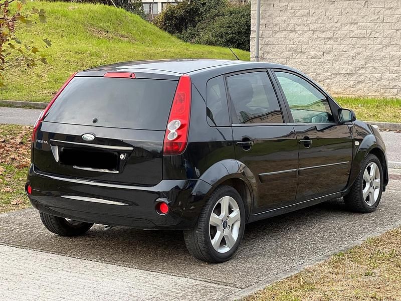 Nero Usata 2007 Ford Fiesta Ghia Tre volumi | 1350 € (Ottimo prezzo) - Immagine 1/4