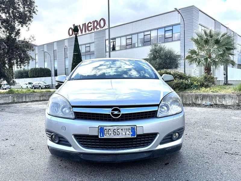 Usata Opel Astra GTC Enjoy 90 CV (66 kW) 2006 Argento Coupé