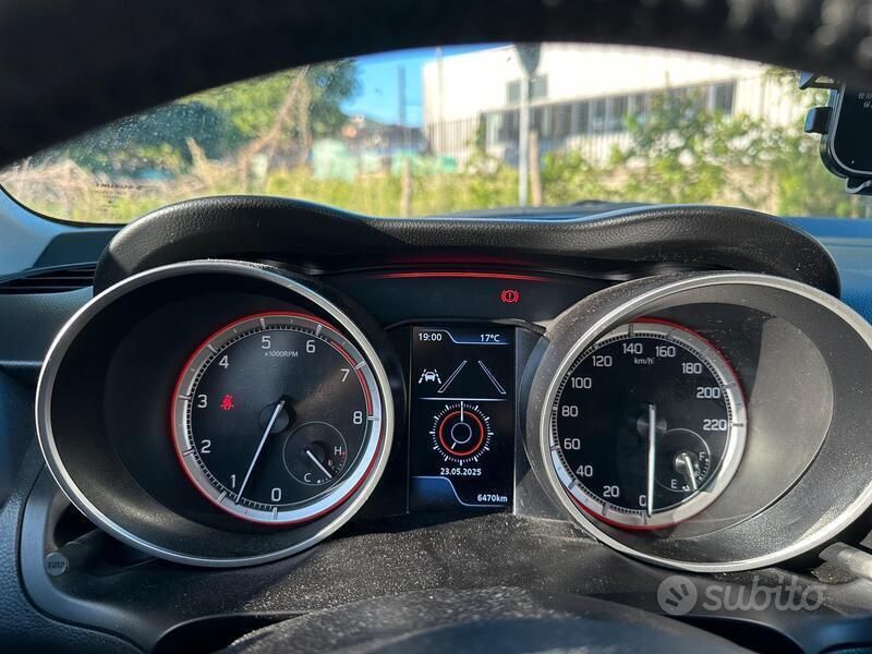 Usata Suzuki Swift 111 CV (81 kW) 2023 Rosso Utilitaria