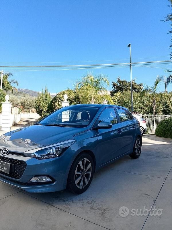 Grigio Usata 2015 Hyundai i20 Style Tre volumi | 6000 € (Buon prezzo) - Immagine 1/4