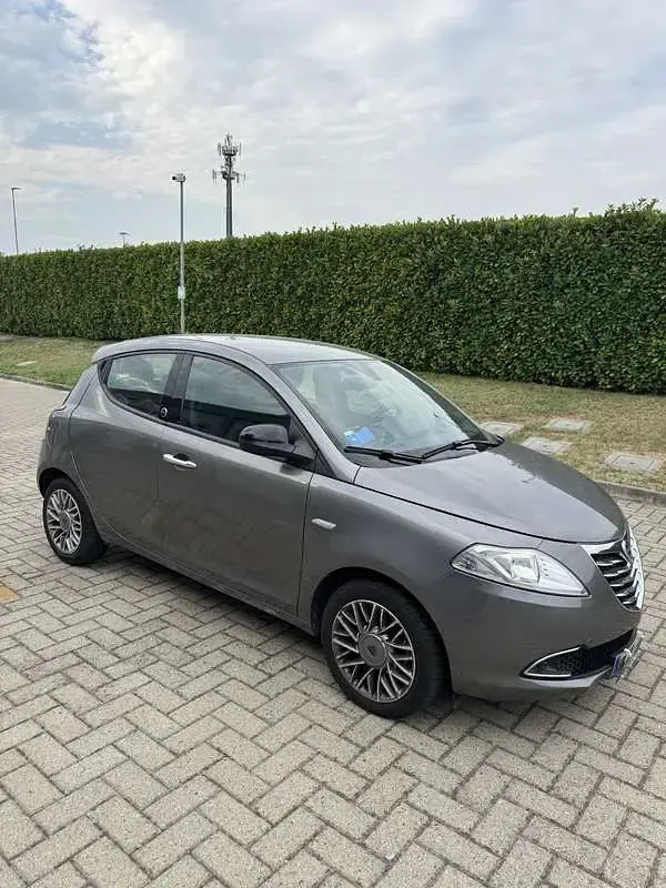 Usata Lancia Ypsilon Gold 69 CV (50 kW) 2012 Grigio Utilitaria