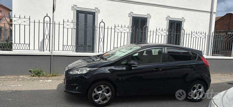 Usata Ford Fiesta 90 CV (66 kW) 2013 Nero Utilitaria