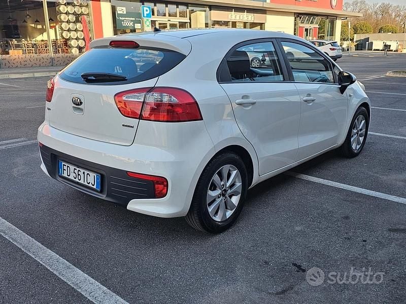 Usata Kia Rio Active 75 CV (55 kW) 2016 Bianco Utilitaria