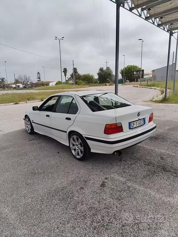 Usata BMW 318 115 CV (84 kW) 1993 Bianco Berlina