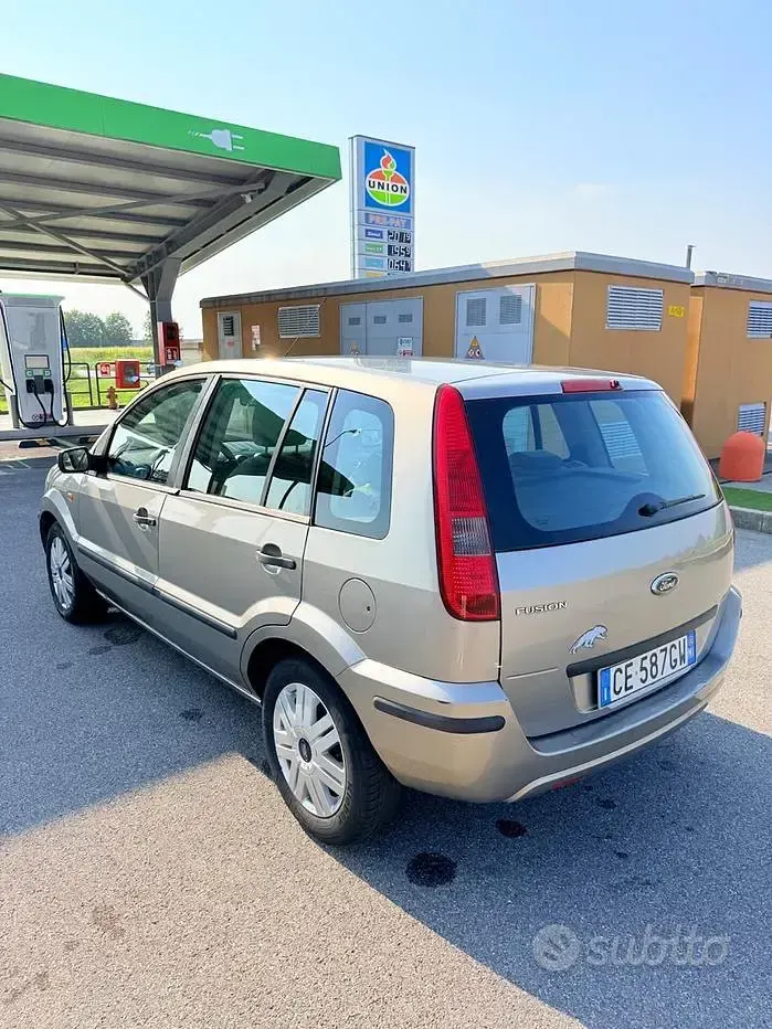 Usata Ford Fusion 80 CV (58 kW) 2007 Grigio Utilitaria