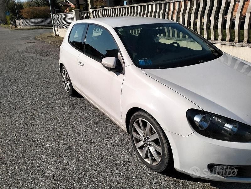 Usata VW Golf VI 110 CV (80 kW) 2009 Bianco Utilitaria