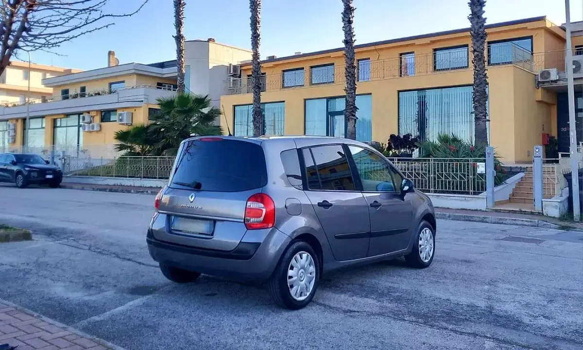 Usata Renault Grand Modus 75 CV (55 kW) 2009 Grigio Monovolume