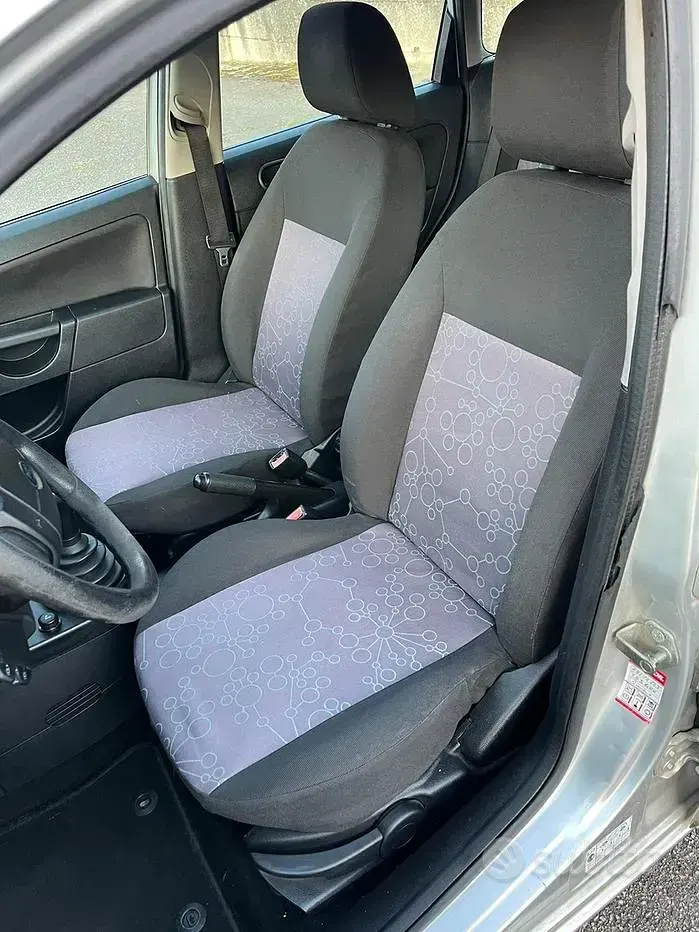 Usata Ford Fiesta 68 CV (50 kW) 2006 Grigio Utilitaria