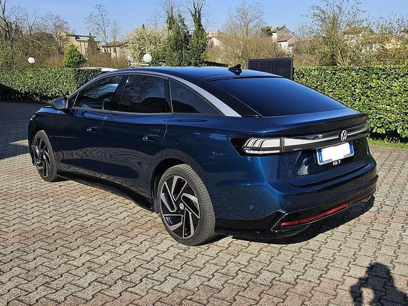 Używany VW ID.7 Pro 210 kW (286 KM) 2024 Niebieski Sedan/Limuzyna