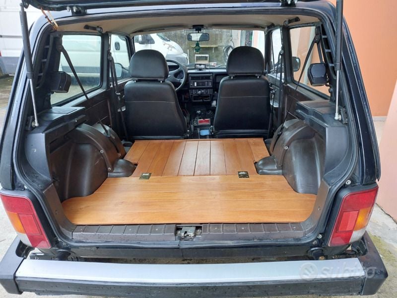 Usata Lada niva 75 CV (55 kW) 2012 Nero SUV