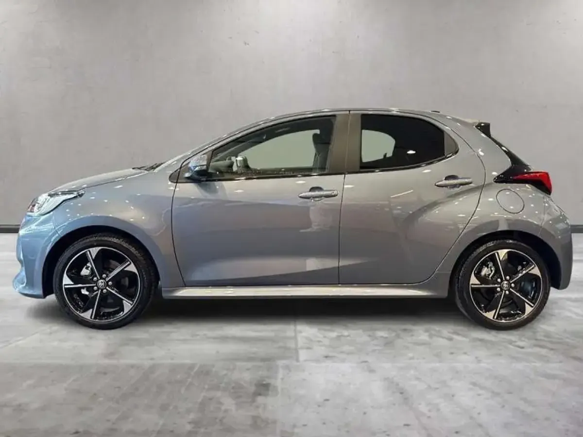 Nuova Toyota Yaris Hybrid Premium 129 CV (94 kW) 2026 Grigio Berlina