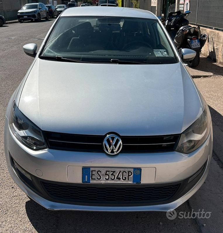 Grigio Usata 2013 VW Polo Tre volumi | 5000 € (Buon prezzo) - Immagine 1/4
