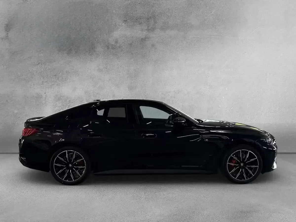Usata BMW i4 M Sport 210 kW (286 CV) 2025 Black sapphire metallic Berlina