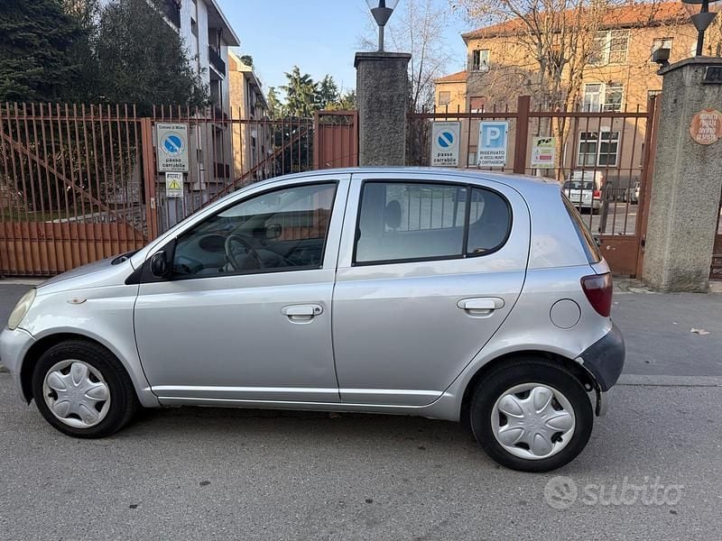 Usata Toyota Yaris 65 CV (47 kW) 2006 Grigio Berlina