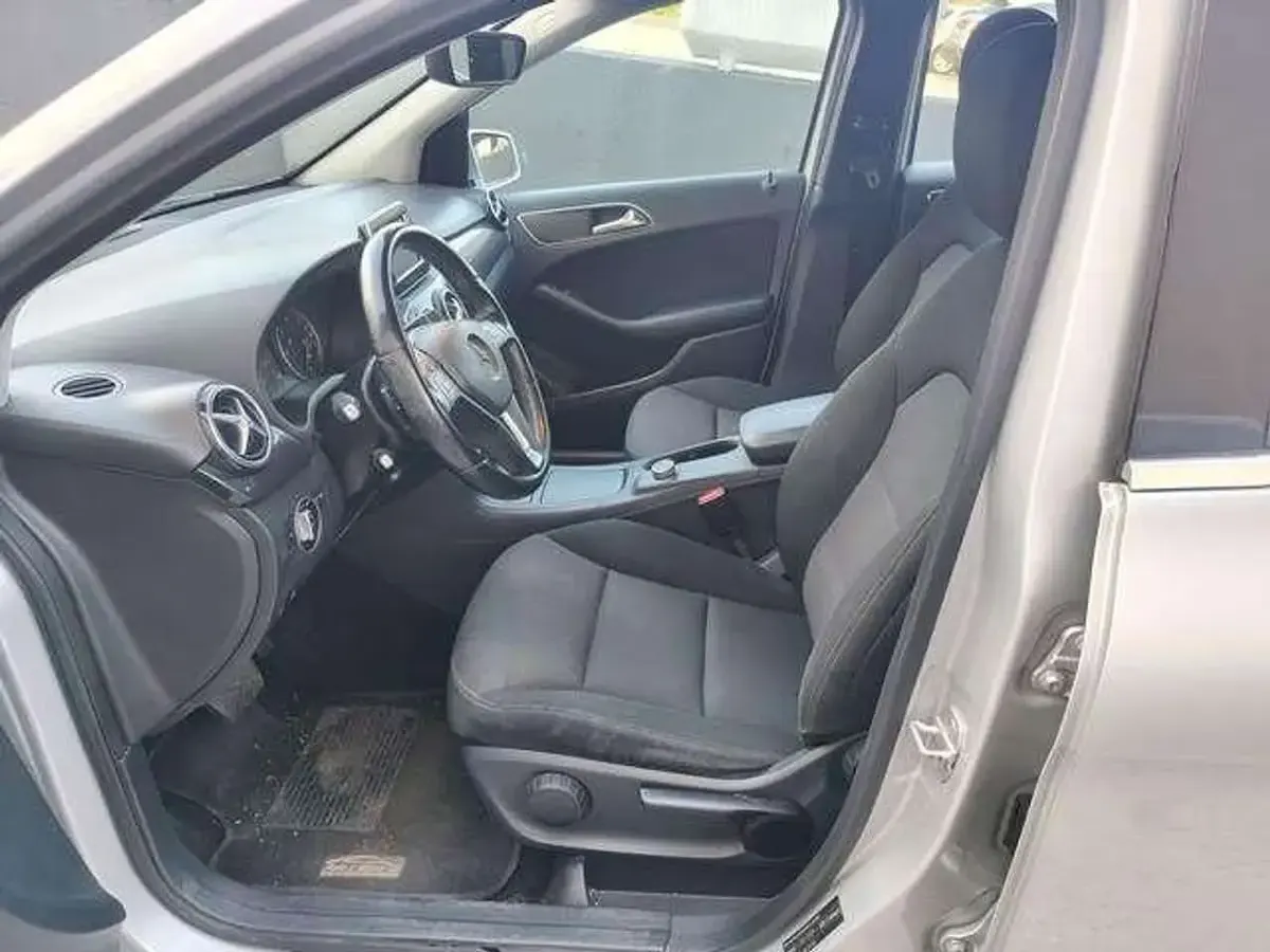 Usata Mercedes B180 Executive 109 CV (80 kW) 2013 Grigio chiaro Utilitaria