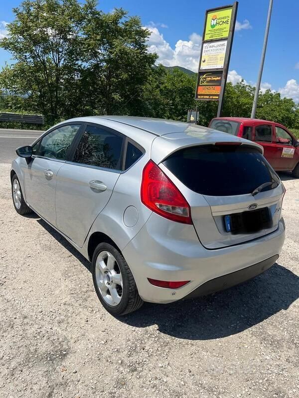 Usata Ford Fiesta 80 CV (58 kW) 2010 Grigio Utilitaria