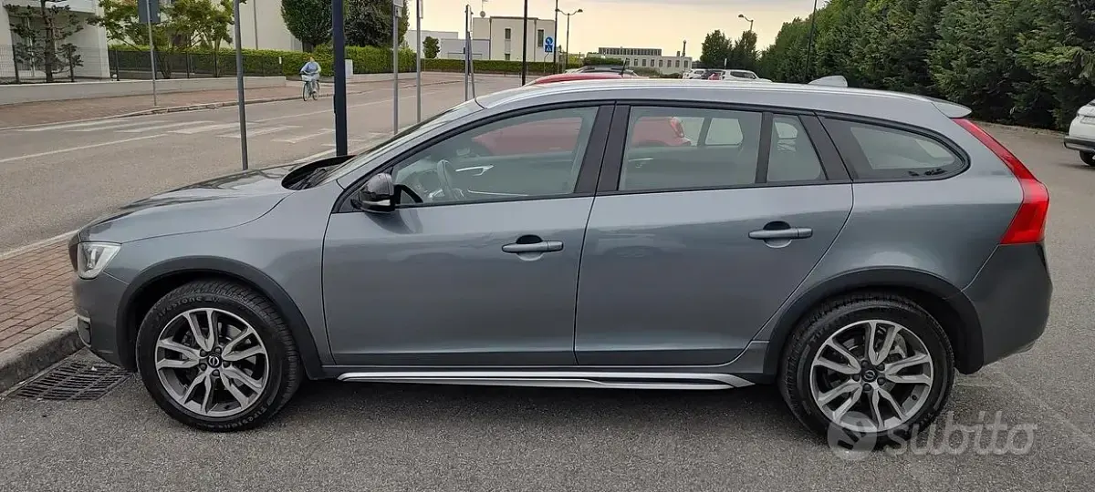 Usata Volvo V60 CC Business Edition 150 CV (110 kW) 2018 Grigio Station wagon
