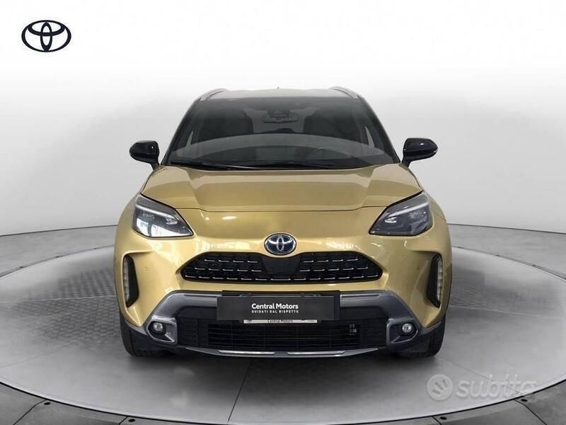 Usata Toyota Yaris Cross 116 CV (85 kW) 2021 Brass gold & black SUV
