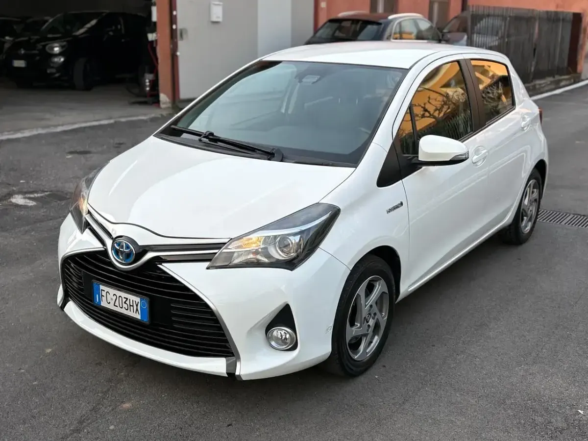 Usata Toyota Yaris Hybrid Active 73 CV (53 kW) 2016 Bianco Berlina