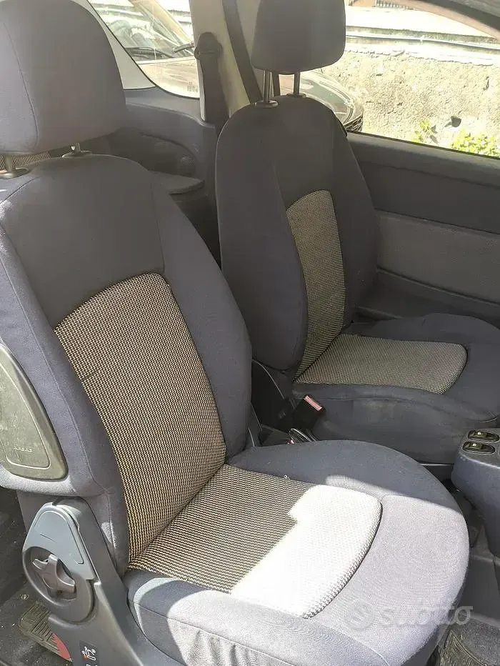 Usata Peugeot 1007 70 CV (51 kW) 2006 Verde Monovolume